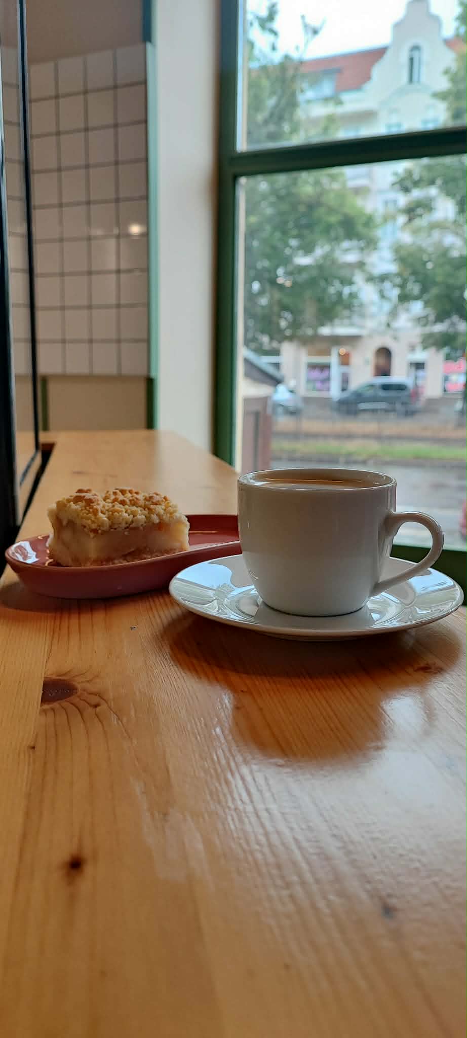 Kawa i ciasto przy oknie