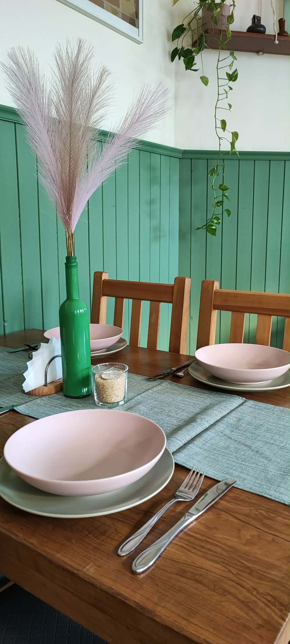 Nakryty stół w bistro